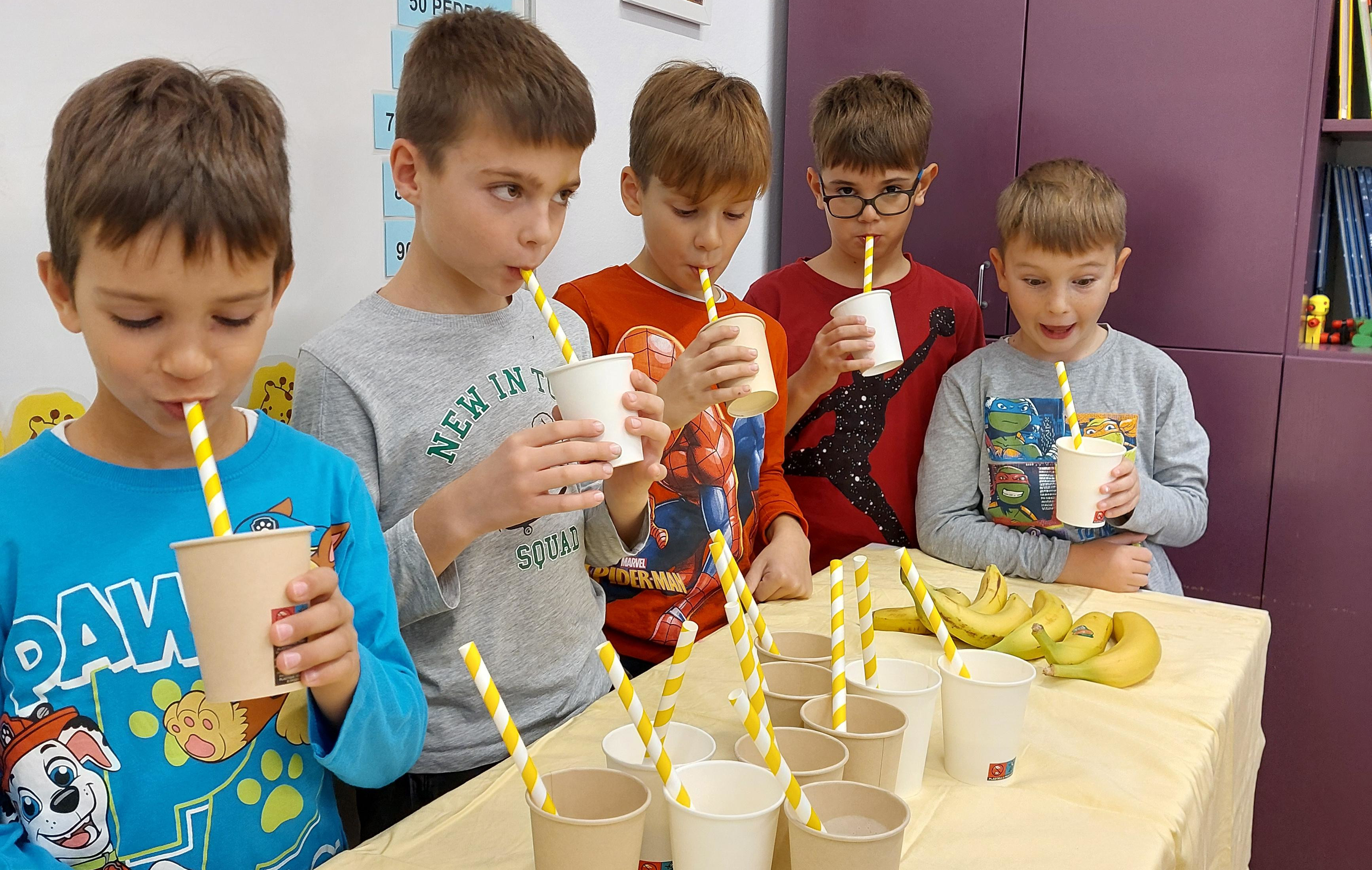 Izrada voćnog jogurta u produženom boravku 2.b razreda (Tjedan školskog doručka)